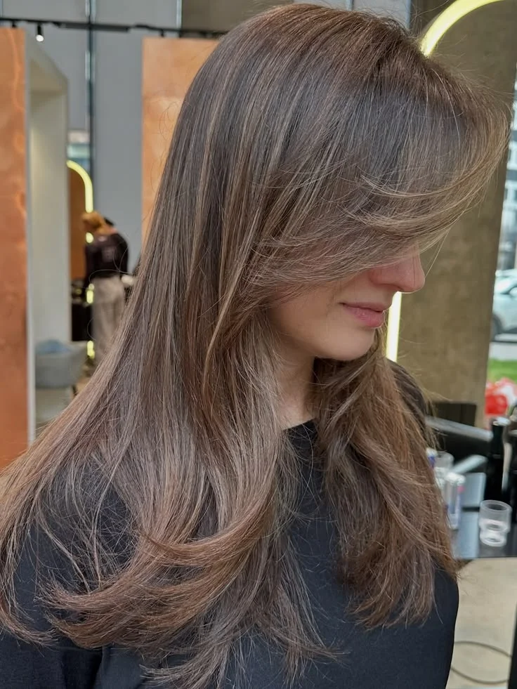 Cabello largo con capas suaves alrededor del rostro