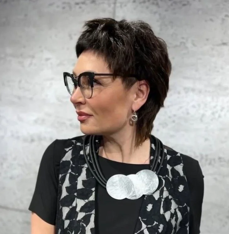Pixie ultracorto con microflequillo y gafas
