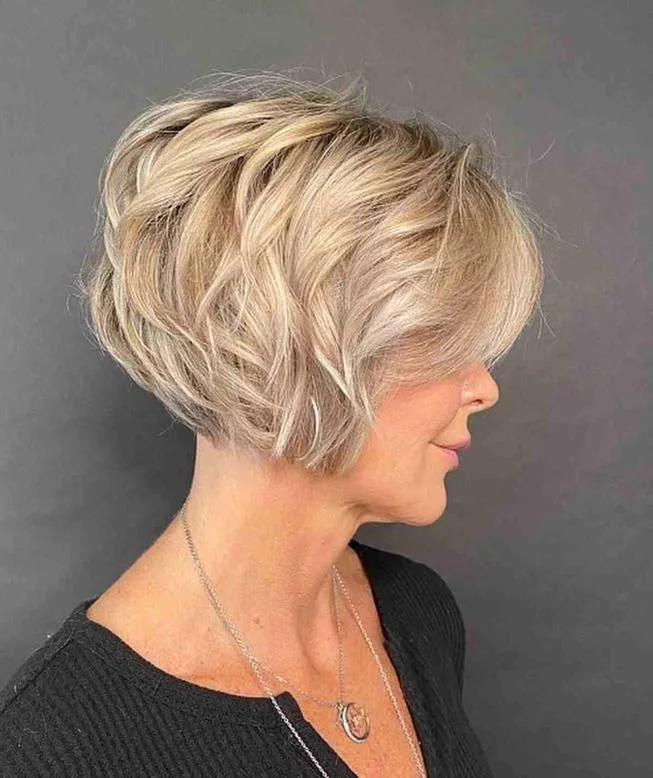 Cabello con canas y una coloración más suave y luminosa