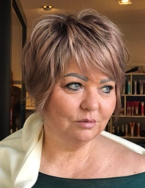 Стрижка боб с объемной макушкой и длинной косой челкой