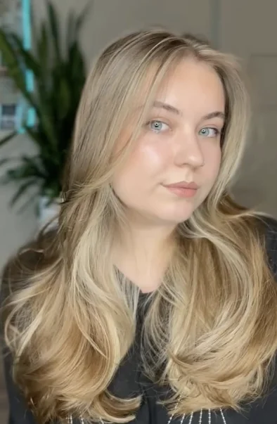 Capas suaves alrededor del rostro en cabello largo y liso