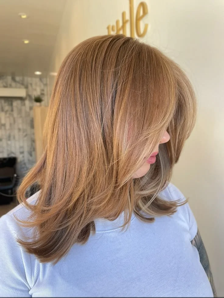 Capas largas y pulidas en cabello liso con gafas