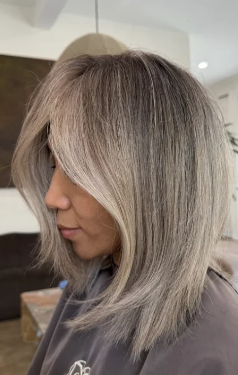 Cabello largo con capas frontales y flequillo graduado