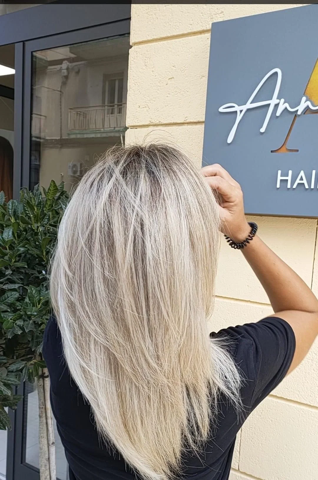 Cabello largo claro con capas suaves y línea en U