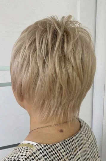 Corte corto claro con textura suave en la nuca