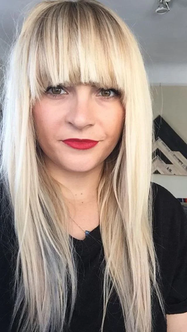 Cabello largo con flequillo recto y denso