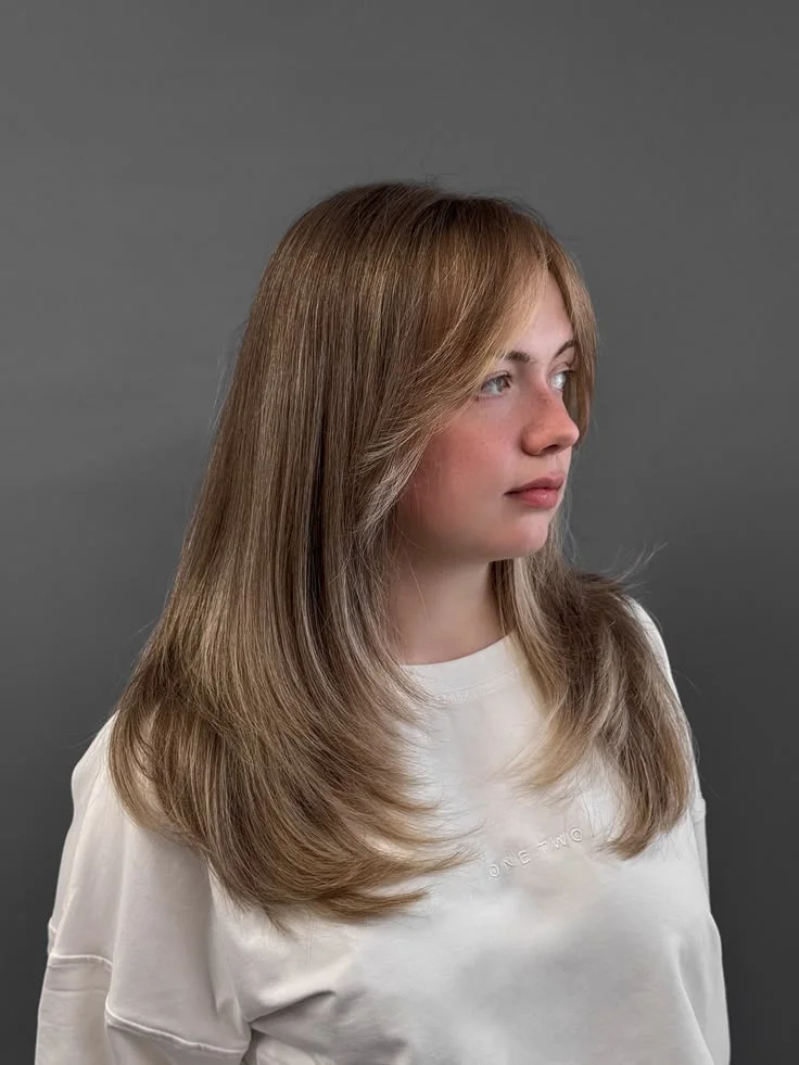 Cabello largo con capas frontales y flequillo cortina