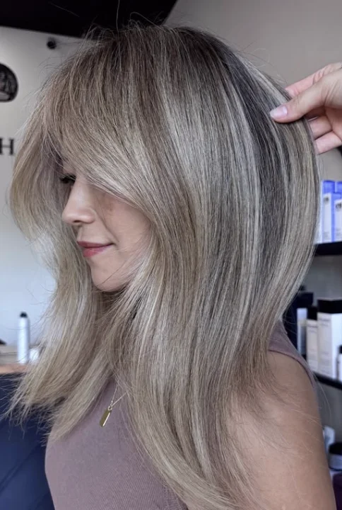 Cabello largo con capas suaves y flequillo cortina largo