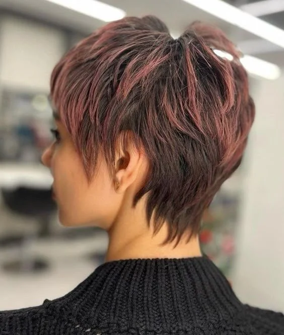 Corte corto con coronilla voluminosa y mechones de color