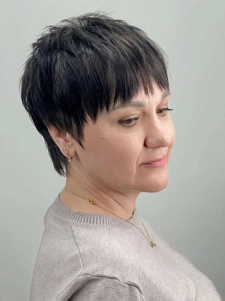 Pixie oscuro con flequillo texturizado