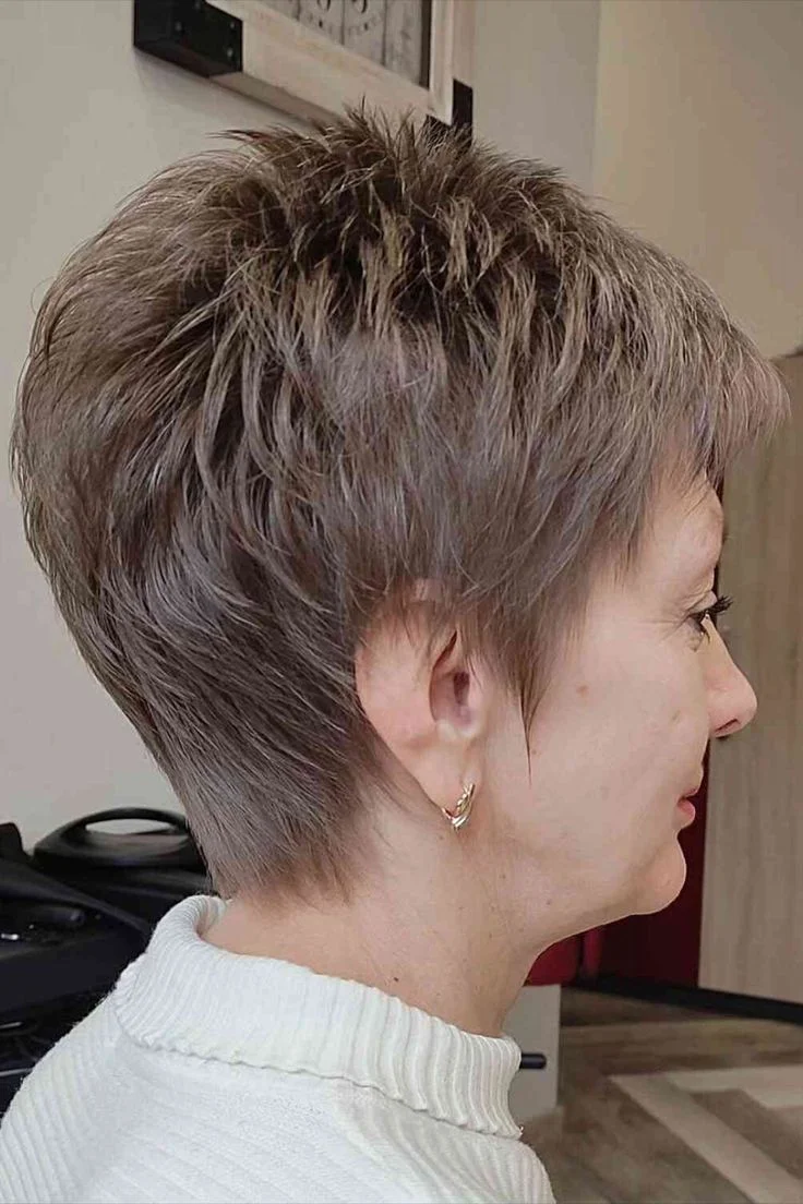 Corte corto oscuro con coronilla texturizada y nuca ajustada