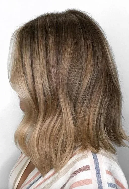 Long bob con línea compacta y onda suave