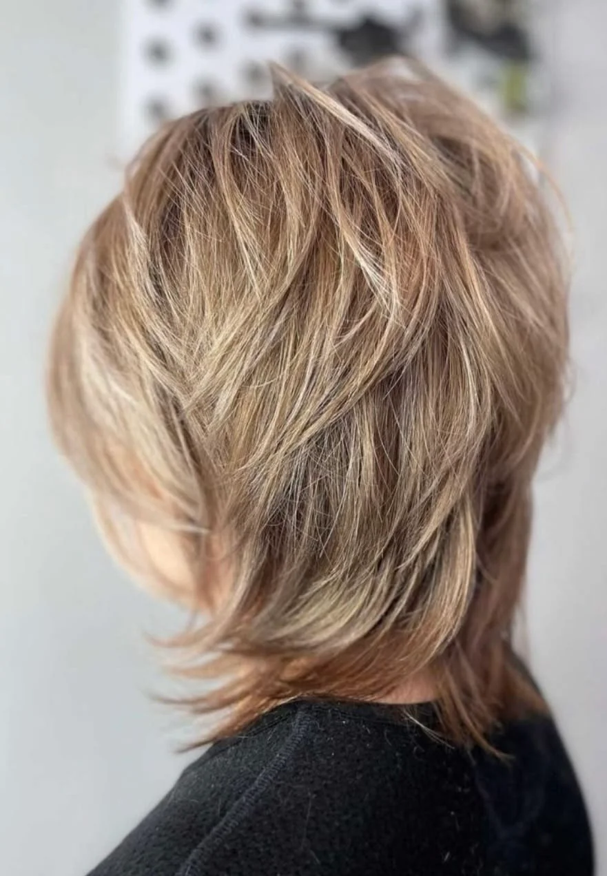 Corte profundo en capas con textura marcada
