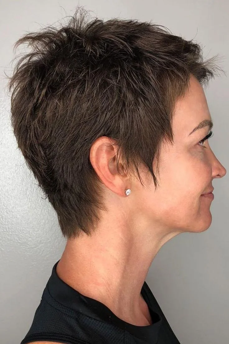 Corte corto oscuro con textura marcada