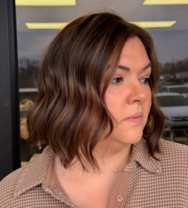 Long bob texturizado con ligera elongación hacia el rostro