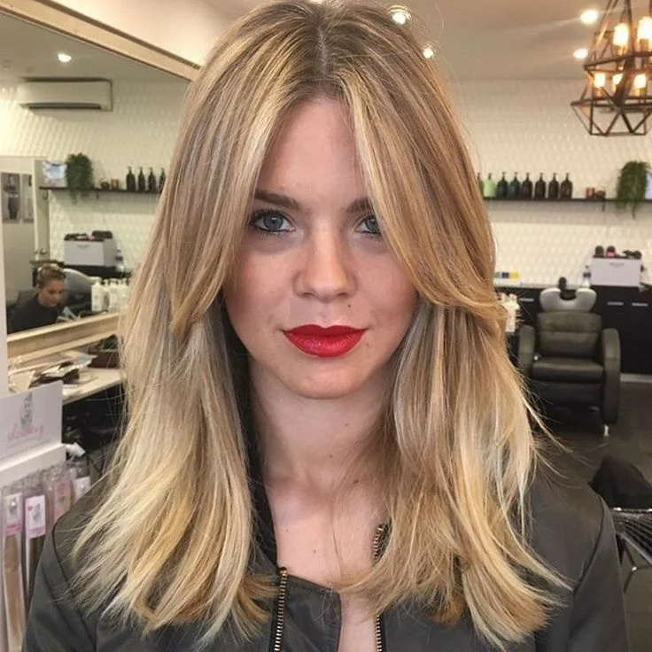 Curva del flequillo creada con brushing