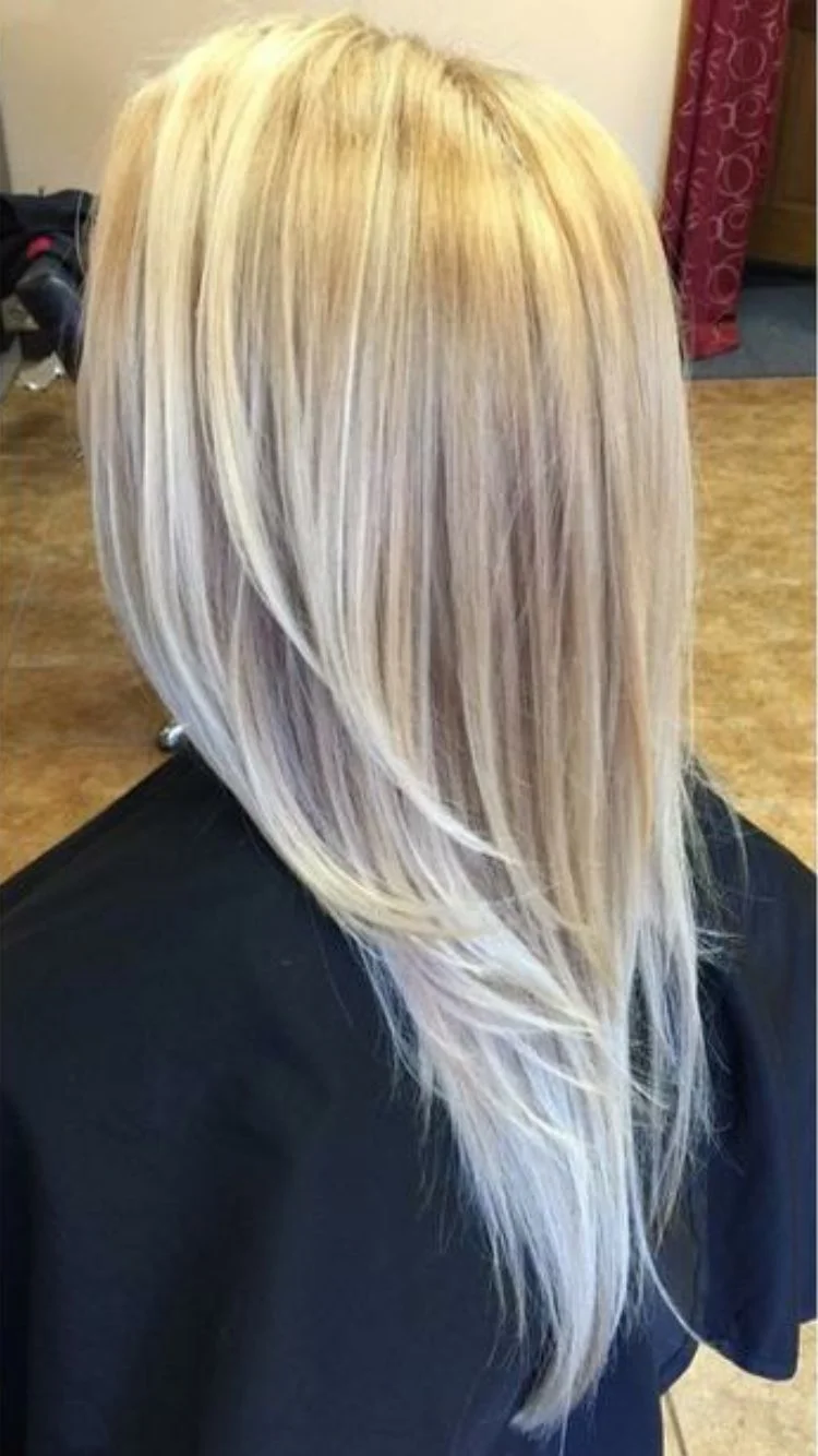 Cabello largo rubio con capas profundas y línea en V