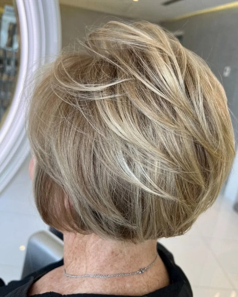 &nbsp;Cabello teñido con un color oscuro y uniforme