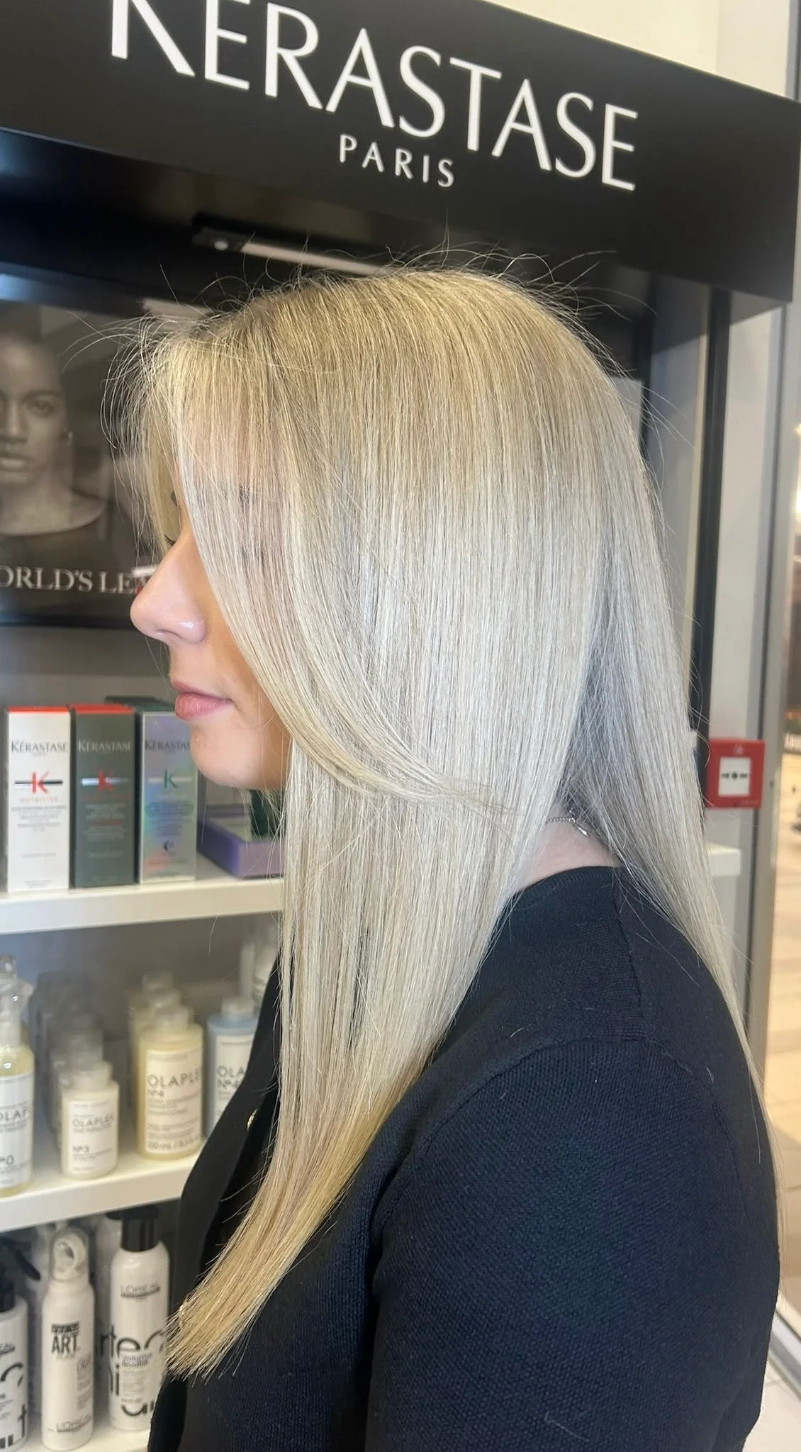 Cabello largo liso con flequillo lateral largo