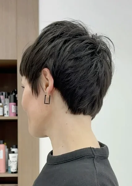 Pixie ultracorto oscuro con sienes muy cortas