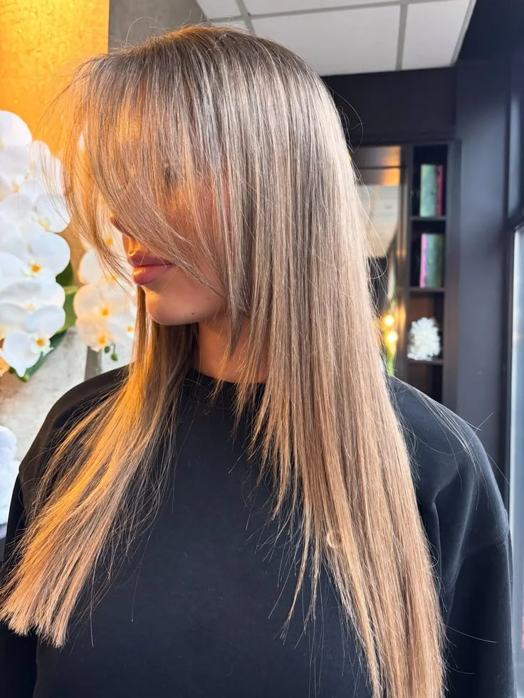Cabello largo con corte recto y flequillo texturizado