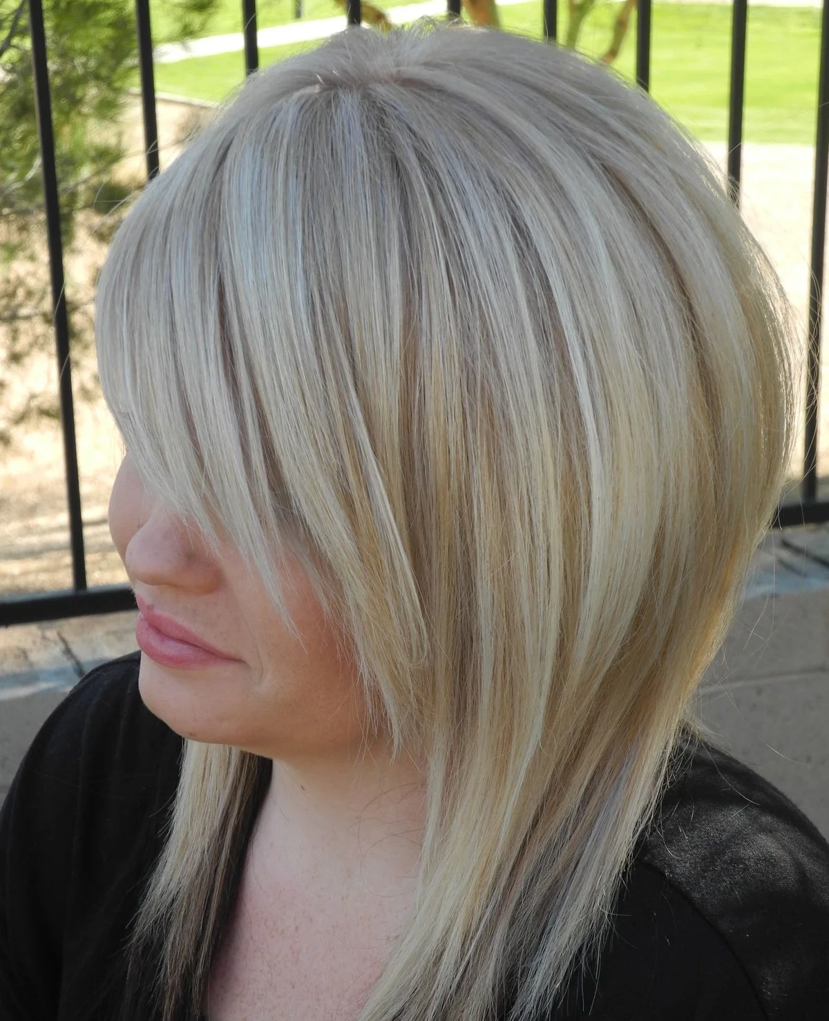Corte asimétrico en capas con flequillo lateral