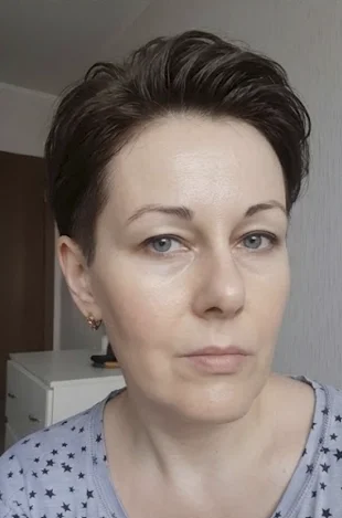 Pixie peinado hacia atrás con volumen en la coronilla