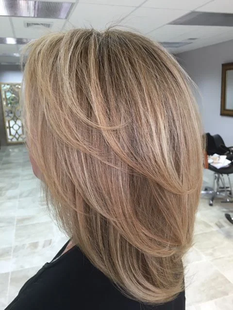Corte en capas profundas con volumen en la coronilla