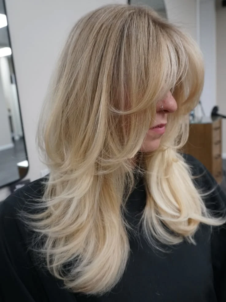 Capas voluminosas con flequillo cortina